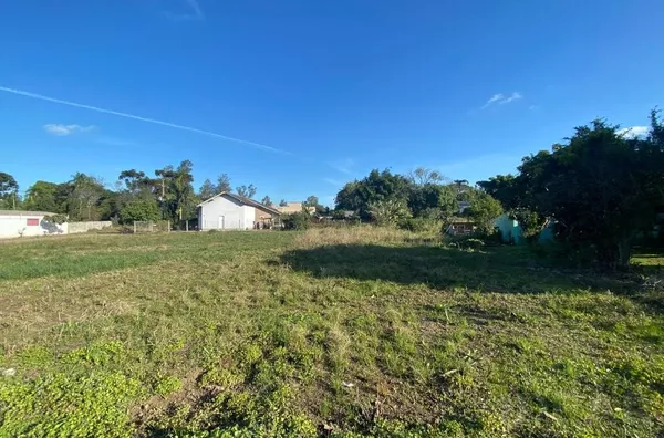 REGIÃO COMERCIAL COM ESSE LINDO TERRENO TE ESPERANDO. VENHA CONHECER!