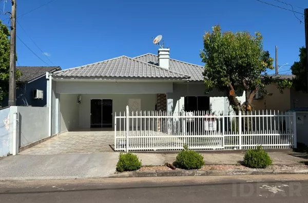 CASA DE 3 DORMITÓRIOS, SENDO 1 SUÍTE E COM QUIOSQUE / PISCINA