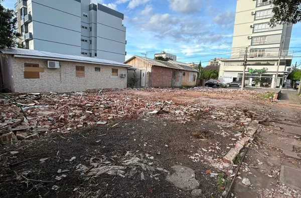 ESQUINA BEM LOCALIZADA, NO CENTRO DA CIDADE, IDEAL PARA INSTALAR OU AMPLIAR SUA FUTURA EMPRESA