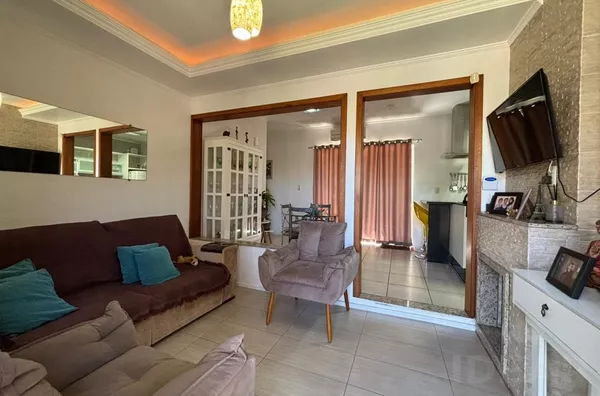 LINDA CASA COM PÁTIO NOS FUNDOS, QUIOSQUE E PERGOLADO COBERTO