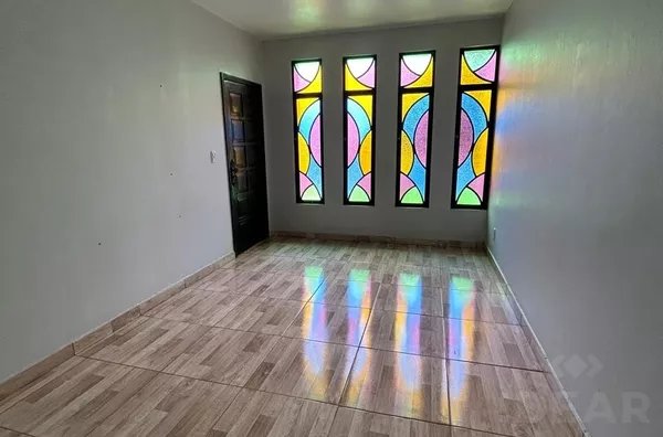 CASA COM PÁTIO ARBORIZADO, PISCINA E QUIOSQUE PARA RECEBER OS AMIGOS