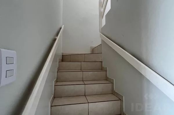 SOBRADO COM TRÊS DORMITÓRIOS E LINDA VISTA PARA O CENTRO DA CIDADE