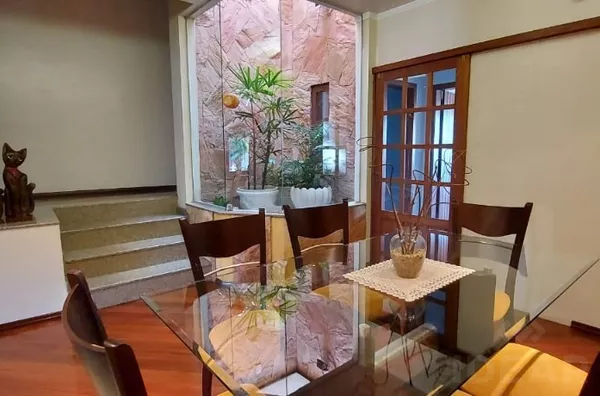 CASA AMPLA COM GRANDE PÁTIO, ACONCHEGANTE E IDEAL PARA SUA FAMÍLIA