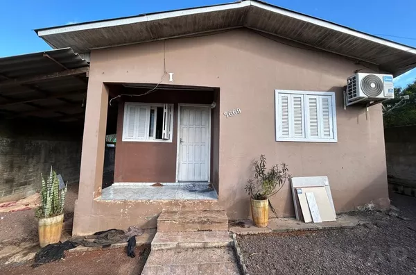 CASA DE 46m², PISCINA E TODA MURADA PARA SEGURANÇA DA FAMÍLIA