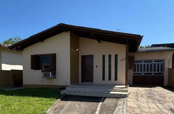 CASA BEM LOCALIZADA, COM PISCINA E AMPLOS CÔMODOS