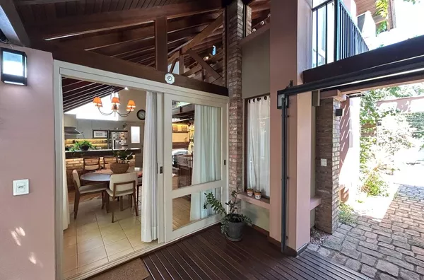 CASA COM PISCINA, ÁRVORES FRUTÍFERAS E ÓTIMA LOCALIZAÇÃO