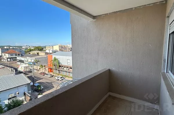 AMBIENTES AMPLOS, MUITO BEM LOCALIZADO E LINDA VISÃO DA CIDADE - Foto 3