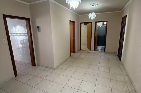 CASA COM PISCINA E ÓTIMA LOCALIZAÇÃO