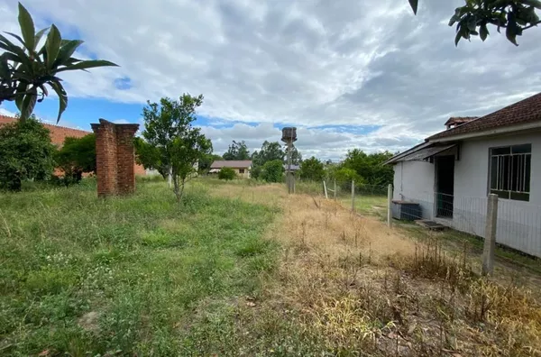 TERRENO DE 1300m² COM MUITO ESPAÇO E GRANDE PÁTIO 