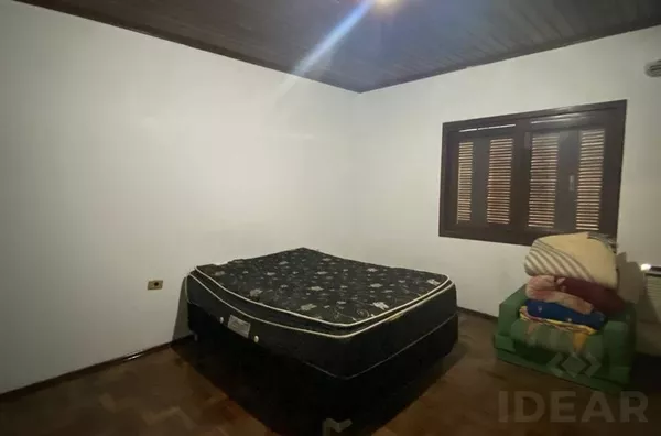 CASA DE 185m² EM TERRENO ALTO E PÁTIOS NA FRENTE E FUNDOS