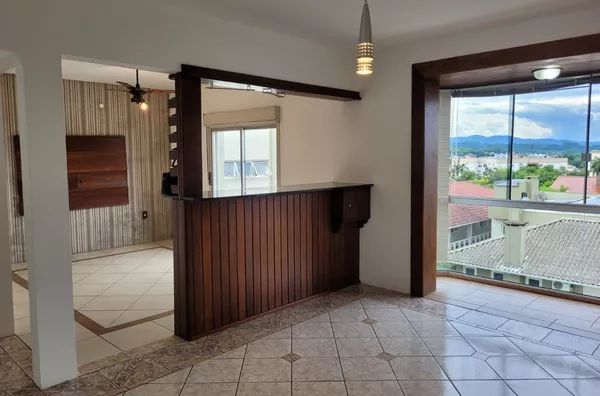 Amplo apartamento disponível pra locação contando com 97 m2 de área construída na área central da cidade