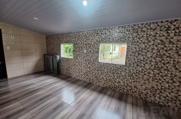 CASA COM 3 DORMITÓRIOS E PÁTIO FRONTAL. VENHA CONHECER!