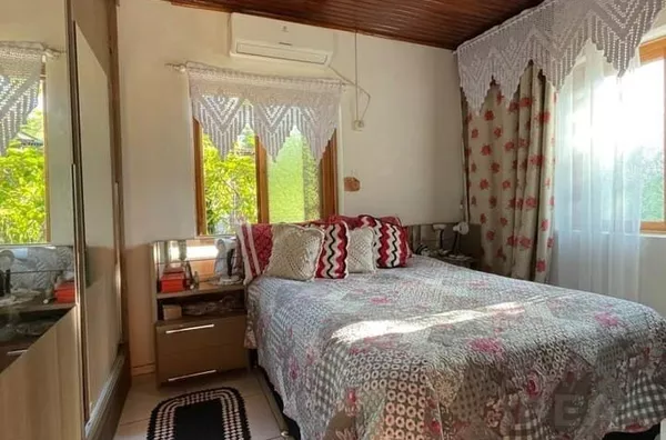 LINDA CASA EM PEDRA GRÊS, DANDO MUITO ESTILO AO LUGAR