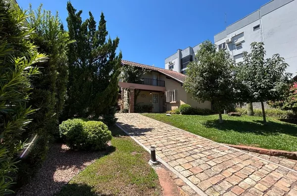 CASA COM PISCINA, ÁRVORES FRUTÍFERAS E ÓTIMA LOCALIZAÇÃO