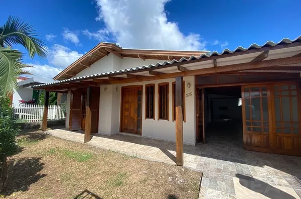 AMPLA CASA, COM BELO PÁTIO E MUITAS ÁRVORES FRUTÍFERAS E ESPAÇO PARA CANIL