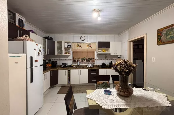 CASA DE 3 DORMITÓRIOS E AMPLO PÁTIO PARA FUTURA PISCINA
