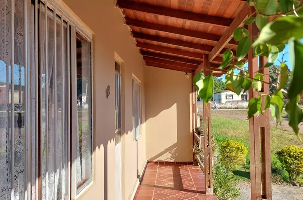 AMPLA CASA DE 5 DORMITÓRIOS E TERRENO TODO CERCADO