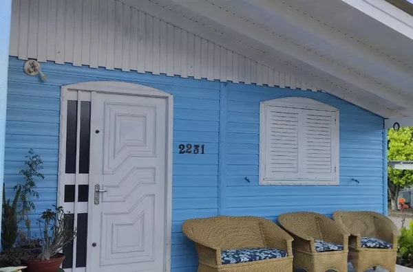 DUAS CASAS COM TOTAL INDEPENDÊNCIA PARA MORAR E ALUGAR