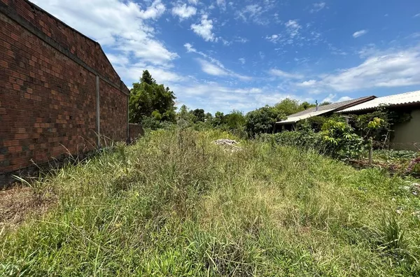 TERRENO DE 611m² PARA VOCÊ QUE QUER UMA FUTURA CASA COM BELO PÁTIO