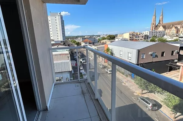AMBIENTES AMPLOS, MUITO BEM LOCALIZADO E LINDA VISÃO DA CIDADE - Foto 8