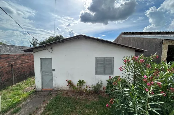 CASA COM QUIOSQUE/GARAGEM  PRÓXIMO DO COMÉRCIO DA SANTA TECLA