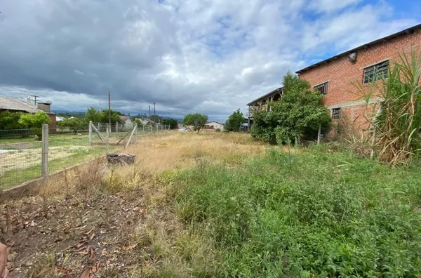 TERRENO DE 1300m² COM MUITO ESPAÇO E GRANDE PÁTIO 