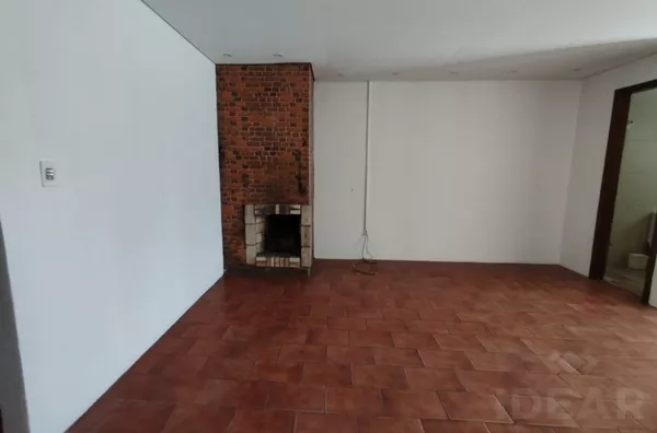 CASA DE 2 PISOS, COM PISCINA E EM EXCELENTE LOCALIZAÇÃO