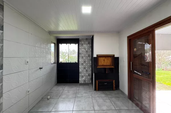 CASA 3 DORMITÓRIOS COM PATIOS NA FRENTE E NOS FUNDOS
