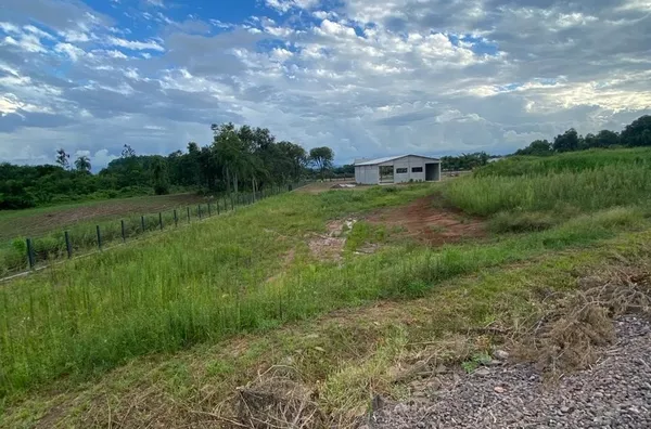 PAVILHÃO DE 480m², DUAS FRENTES E MUITO ESPAÇO PARA AMPLIAÇÃO