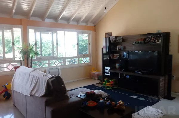 RESIDÊNCIA COM PISCINA E DUAS SALAS COMERCIAIS