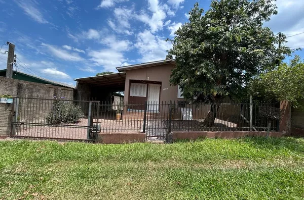 CASA DE 46m², PISCINA E TODA MURADA PARA SEGURANÇA DA FAMÍLIA