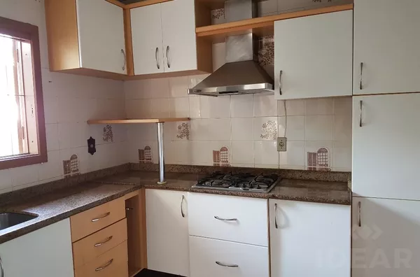AMPLA E BONITA CASA, COM APARTAMENTO INDEPENDENTE E PISCINA