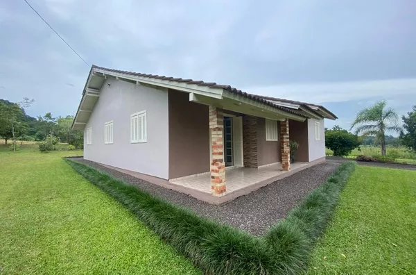 ÁREA DE LAZER E AMPLA CASA, COM ÁREA DE PLANTIO E AÇUDE