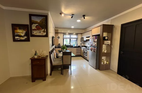 CASA COM SUÍTE, QUARTO SOLTEIRO, PISCINA E ESTRUTURA PARA QUIOSQUE