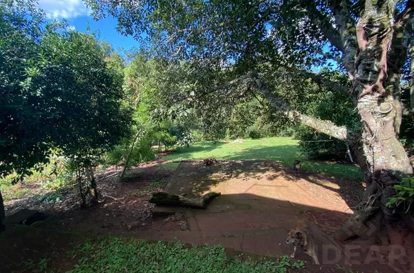 CHÁCARA DE 106m DE FRENTE PARA O ASFALTO, COM CASA MISTA