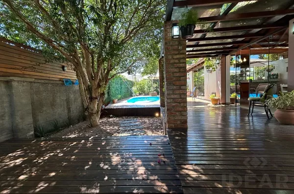 CASA COM PISCINA, ÁRVORES FRUTÍFERAS E ÓTIMA LOCALIZAÇÃO