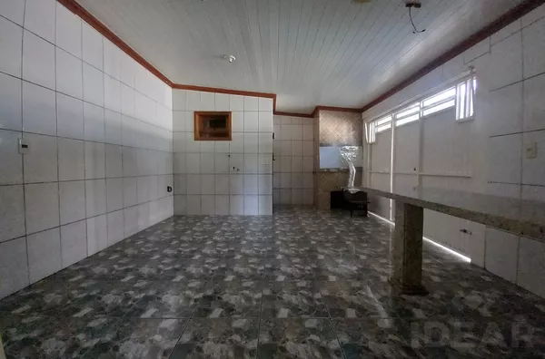 CASA DE DOIS PISOS, PISCINA E EXCELENTE LOCALIZAÇÃO