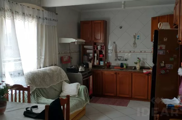 CASA AMPLA NO 2º PISO COM BASE COMERCIAL DE PÉ DIREITO DUPLO PARA QUALQUER TIPO DE EMPRESA