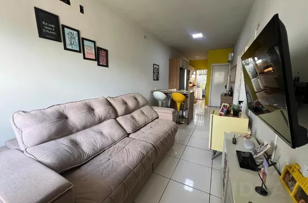 GEMINADO COM 2 QUARTOS, PERGOLADO E PÁTIO NOS FUNDOS - Foto 1