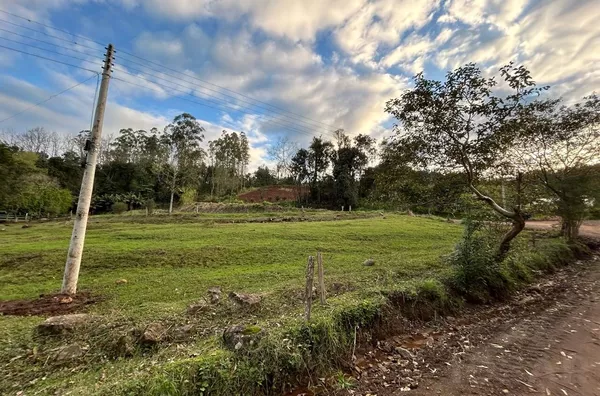 CHÁCARA TOTALMENTE VOLTADA PARA O LAZER E REUNIÃO DE MORADORES