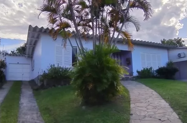 AMPLA CASA COM MUITO ESPAÇO FRONTAL E FUNDOS