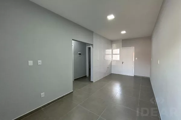 GEMINADO DE 2 DORMITÓRIOS, PÁTIO FRENTE e 7,70m² DE FUNDOS - Foto 2