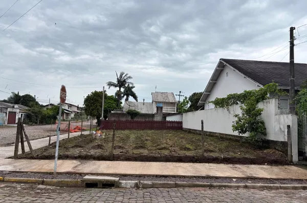 TERRENO DE ESQUINA, IDEAL PARA APLICAR SEU FUTURO PROJETO
