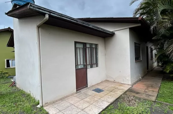 CHÁCARA DE 2,4ha, CASA DE 220m² E GRANDE ÁREA DE LAZER PARA A FAMÍLIA