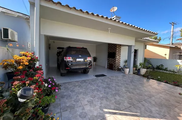 CASA DE 3 DORMITÓRIOS, SENDO 1 SUÍTE E COM QUIOSQUE / PISCINA