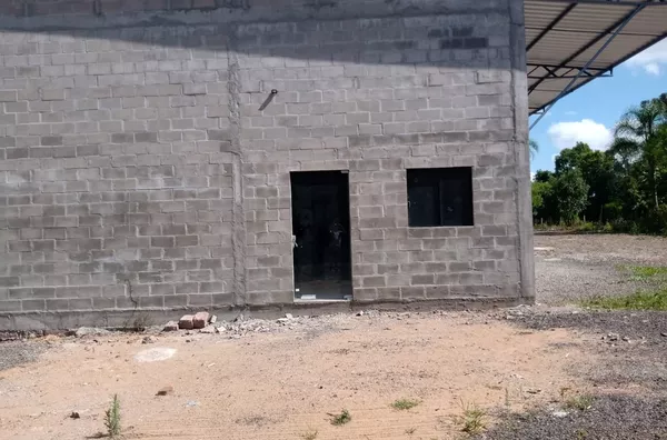 Pavilhão para aluguel com 740 metros quadrados-02 banheiros-escritório - selecione - bairro venâncio aires