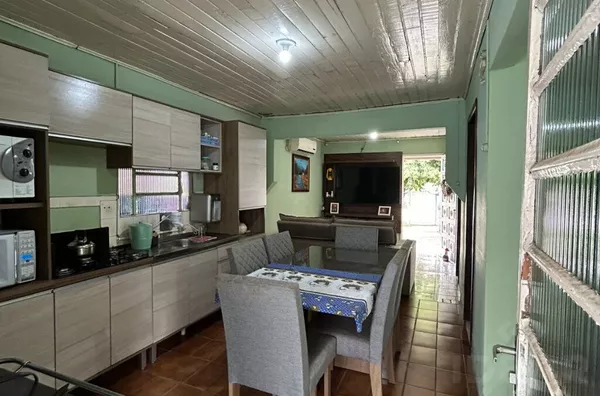 CASA DE ALVENARIA, COM 2 VGAS DE GARAGEM COBERTAS