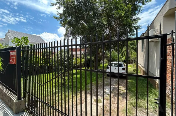 TERRENO BEM LOCALIZADO COM GRADE FRONTAL E CALÇADA