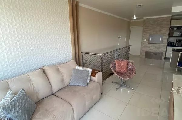 Essa cobertura é para se apaixonar, bem iluminada, bem acabada e localizada no centro da cidade.