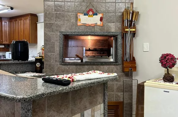 SUA FAMÍLIA E SEU NEGÓCIO BEM INSTALADOS EM AMPLOS CÔMODOS